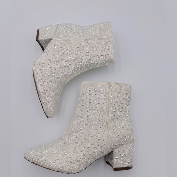 Versona Shoes - Women’s Pearl Bridal Booties Sz 7